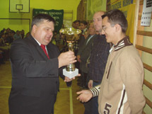 Na zdjciu zwycizca w najsilniejszej kategorii - Andriej Griech. Odbiera puchar od wjta Gminy Skomlin - Grzegorza Marasa.